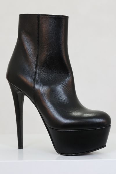 Plateau Stiefelette in schwarz Leder.